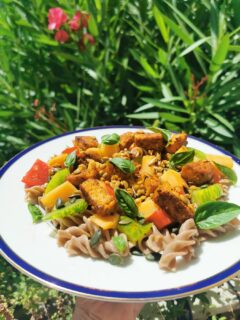 Parce que bon et simple ne sont pas incompatibles
Mon repas d'été 10 min top chrono (si les pâtes son déjà cuites, 13 min en comprenant leur cuisson) sans compromis sur le goût et l'équilibre nutritionnel
pour une assiette :
- pâtes cuites al dente (idéalement complète) - 40g sèches
- tomate coupée en cubes (quand elles viennent du potager de @love_fruits_and_veggies elles sont encore meilleures 😉) - l'équivalent d'une petite tomate ou la moitié d'une grosse, sur la photo j'ai fait un mix entre une tomate ancienne rouge et une zebra pour les couleurs
- melon bien goûtu coupé en cubes grossiers - 1/8
- tofu rosso @taifuntofu coupé en cubes et revenu à la poêle (en inox, le Tofu c'est meilleur sans pfas 😉) - 100g
- graines de tournesol torréfiées (pour cela je les mets dans la poêle avec le tofu rosso histoire de mutualiser la vaisselle et mon temps - une poignée
- graines de courge - une poignée
- vinaigre (j'ai une petit préférence pour le vinaigre de framboise ou le vinaigre de cerise pour ce type de salade) - 1 cs
- huile d'olive - 1 cs
- quelques feuilles de basilic (optionnel)
(je n'ajoute ni sel, ni poivre car pour moi cette salade est très largement assez goûtue 😋)
Et comme d'hab tous les ingrédients sont bio 🌱
#recettevegan #recettedete #cuisinerapide