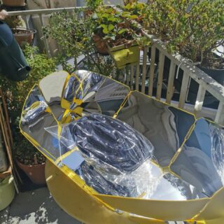 Caviar d'aubergines au four solaire
Les copains de @love_fruits_and_veggies m'ont donné plein de légumes trop beaux mais avec cette canicule la seule idée d'allumer la plaque de cuisson ou pire encore le four me fait tourner de l'œil...
Mais hors de question de laisser les aubergines se flétrir au frigo en attendant des jours meilleurs !
2 solutions : mettre mon petit four électrique d'appoint sur le balcon ou utiliser mon four solaire sungood de @solarbrother 🤔
Vous me connaissez, pas besoin de tergiverser 3 ans, ici autant que possible on privilégie les lowtech !
Le sungood peut aller jusqu'à 120°C il est donc nécessaire de lui faciliter un peu le travail, c'est pourquoi j'ai épluché et coupé les aubergines en julienne.
1h30 plus tard, mes aubergines sont bien fondantes, go au mixeur dans lequel j'ajoute dans un premier temps paprika fumé, tahin, fleur de sel, cumin, jus de citron, un coup de mixage, on goûte et on agrémente de sumac et carvi et ail en poudre (je n'en avais plus de frais sinon je l'aurais mis à cuire avec les aubergines).
Il ne reste plus qu'à dresser 😊
Les copains vont pouvoir donner leur avis ce soir à l'apéro 😋
#veganfood #lowtech #foursolaire