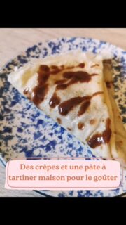 C'est mon oncle qui m'a donné l'idée de vous proposer cette recette, on a tellement pris l'habitude de faire les crêpes avec des œufs qu'on en oublie qu'à l'origine ce type de recettes étaient sans car les œufs c'était pour les riches !
Alors voilà une recette de pâte à crêpes sans œuf, sans lait de vache et n'en déplaise aux bretons sans beurre 😅
C'est une recette que j'ai adapté de celle proposée par @melanie.leculdepoule sur son blog (vous pouvez l'ajouter à la liste des reco de créatrices de recettes vegan que je recommande 😉)
Je la fais intentionnellement sans sucre pour pouvoir les décliner en salé et parce que j'estime que ce qu'on met dedans est déjà bien suffisamment sucré 😉 mais rien ne vous empêche d'ajouter un peu de sucre et un peu de rhum pour ceux qui aiment ça 😊
La recette de pâte à tartiner est issue du livre "Mes bons goûters du quotidiens" de @mariechioca que j'ai commencé à suivre il y a une dizaine d'années pour ses recettes à indice glycémique bas (bientôt je vous expliquerai l'intérêt que je trouve à manger ainsi 😉). Marie Chioca propose sur son blog Saines Gourmandises de nombreuses recettes végé, quelques unes véganes mais la majorité des recettes sucrées sont facilement "veganisable".
Voilà de quoi faire plaisir à toute la famille sans huile de palme, sans une pâte à tartiner méga sucré et avec des produits simple qui n'impliquent pas d'exploitation animale 😉
En plus c'est bientôt la chandeleur !
#veganuary #crepesvegan #ideesgouter #chandeleur